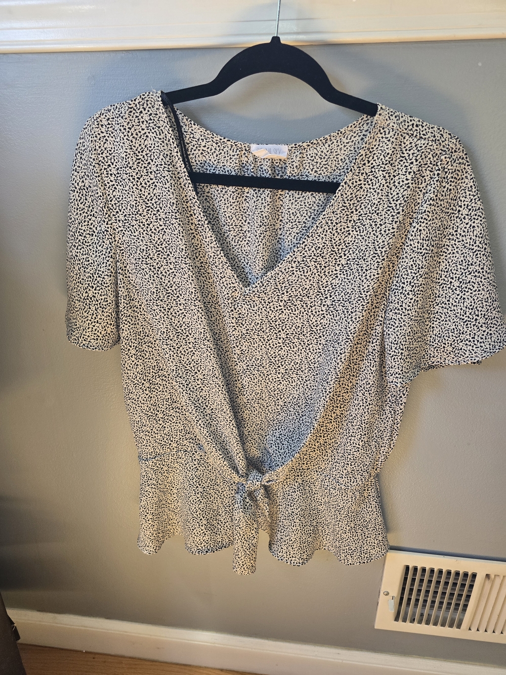 Sienna Sky Black & White V-Neck Tie-Front Peplum Blouse